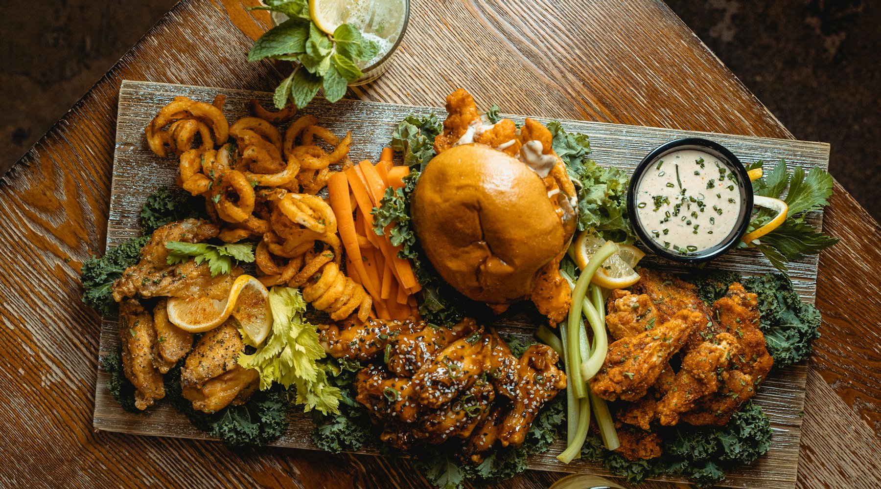 Combo Familiar: pollo, acompañantes y bebida — foto referencial