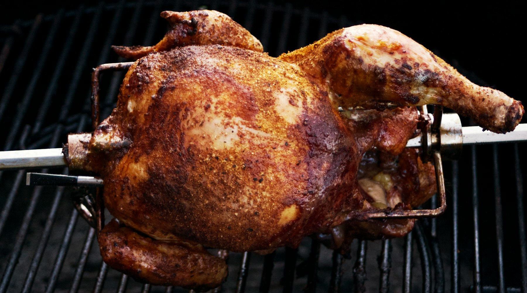 Pollo asándose al carbón — foto referencial